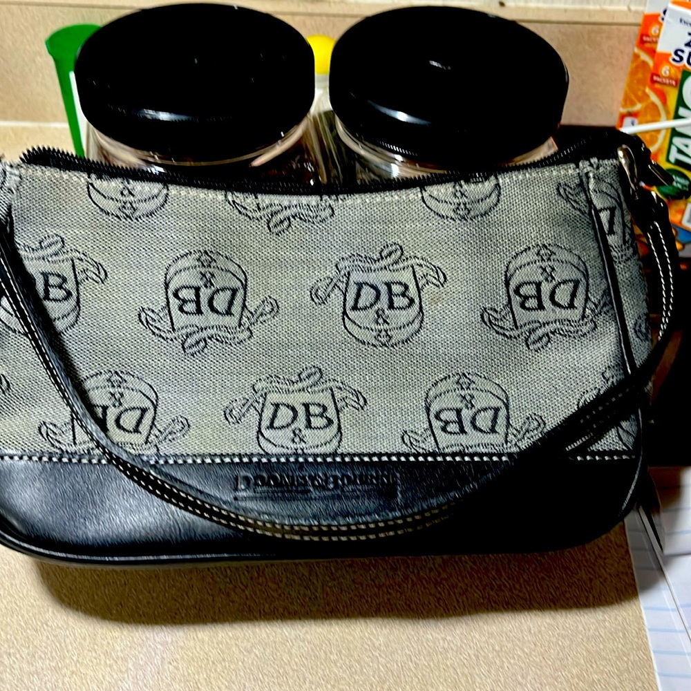 Pre owned Dooney & Bourne. Never used it.
